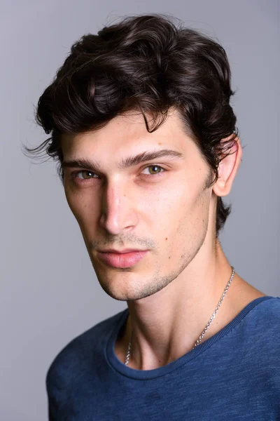 Rostro de joven guapo brasileño sobre fondo gris — Foto de Stock