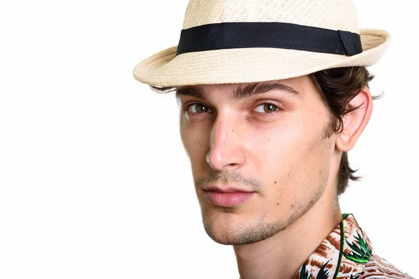 Primo piano di giovane bell'uomo con camicia e cappello hawaiani — Foto Stock