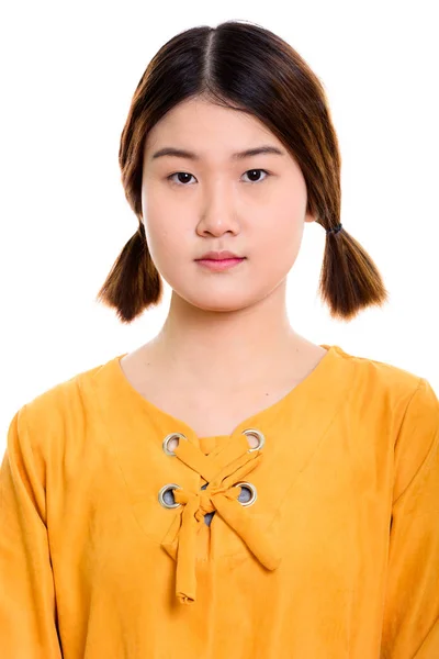 Studio shot van jonge mooie Aziatische vrouw met staarten — Stockfoto