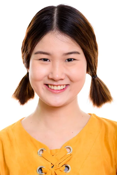Cara de joven feliz mujer asiática sonriendo con coletas — Foto de Stock