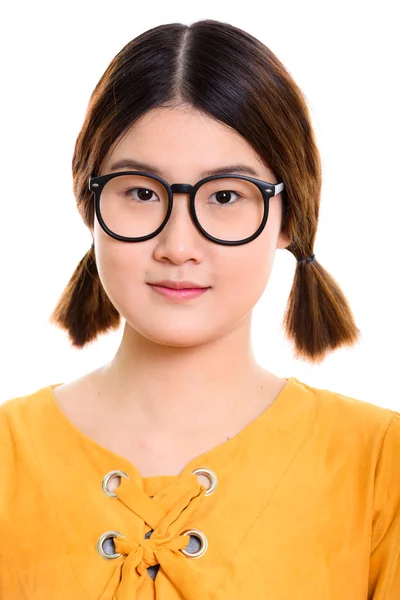 Лицо молодой красивой азиатки в очках — стоковое фото