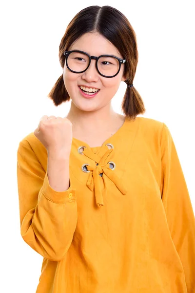 Promyšlené mladá šťastná Asijské žena usmívající se přitom vypadající nebo demotivující — Stock fotografie