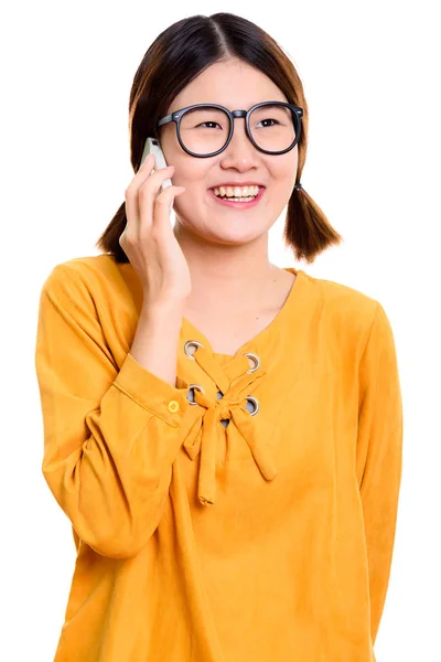 Joven mujer asiática feliz sonriendo mientras habla en el teléfono móvil —  Fotos de Stock