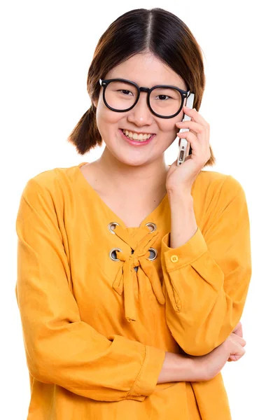 Estúdio tiro de jovem feliz mulher asiática sorrindo enquanto fala sobre — Fotografia de Stock