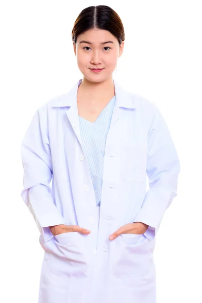 Studio colpo di giovane bella donna asiatica medico in piedi con — Foto Stock