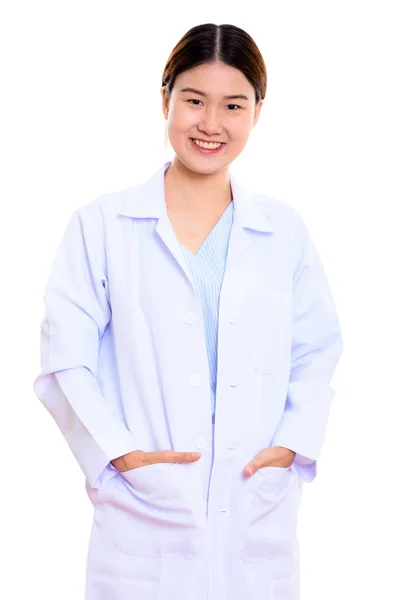 Studio plan de jeune femme asiatique heureuse médecin souriant avec les mains — Photo