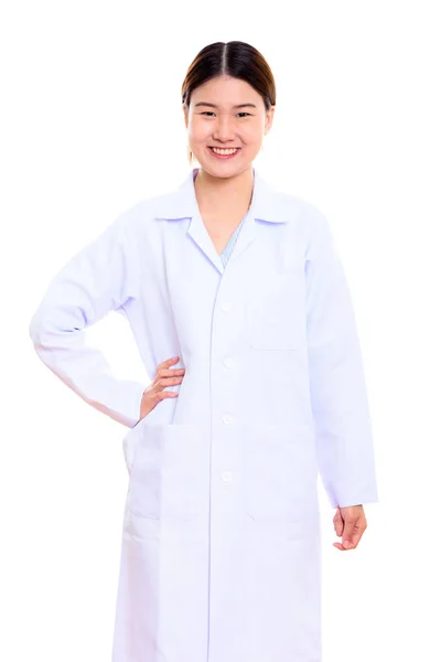 Молода жінка щаслива азіатських лікар посміхається і стоячи з руки на — стокове фото