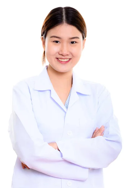 若いです幸せなアジアの女性医師笑顔とともに腕を渡り — ストック写真