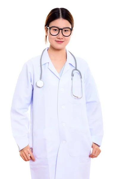 Studio skott av ung vacker asiatisk kvinna läkare stående — Stockfoto