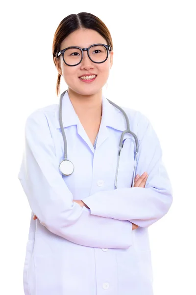 Estúdio tiro de jovem feliz asiático mulher médico sorrindo e thinki — Fotografia de Stock