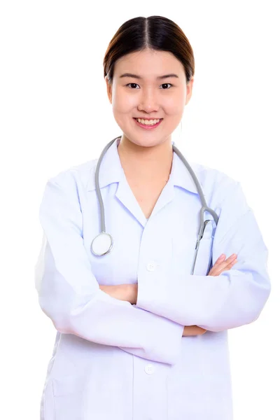 Studioaufnahme einer jungen glücklichen asiatischen Ärztin, die mit den Armen lächelt — Stockfoto