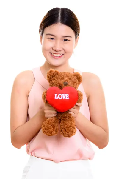 Studio shot de tineri fericit asiatic femeie zâmbind și holding teddy — Fotografie, imagine de stoc