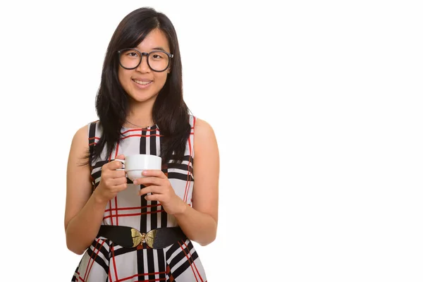 Joven feliz mujer de negocios asiática sosteniendo taza de café —  Fotos de Stock