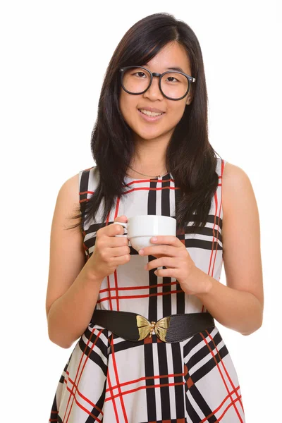 Joven feliz mujer de negocios asiática sosteniendo taza de café —  Fotos de Stock