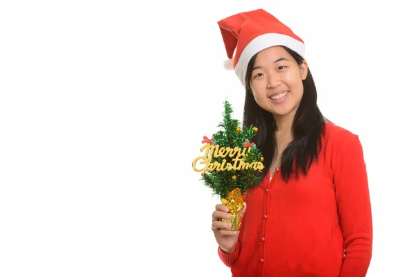 Молодая счастливая азиатка с рождественской ёлкой, готовая к С — стоковое фото