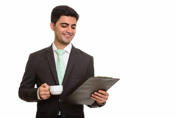 Jovem feliz empresário persa leitura prancheta enquanto segurando — Fotografia de Stock