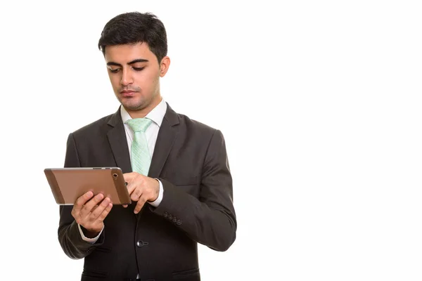 Молодой красивый персидский бизнесмен использует цифровой планшет — стоковое фото