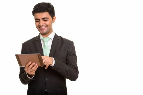 Молодой счастливый персидский бизнесмен использует цифровой планшет — стоковое фото