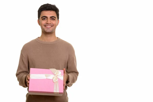 Jovem homem persa feliz segurando caixa de presente pronto para Valentines d — Fotografia de Stock