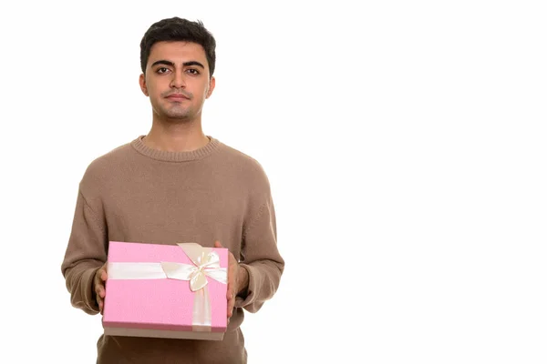 Jovem bonito persa homem segurando caixa de presente pronto para Valentine — Fotografia de Stock