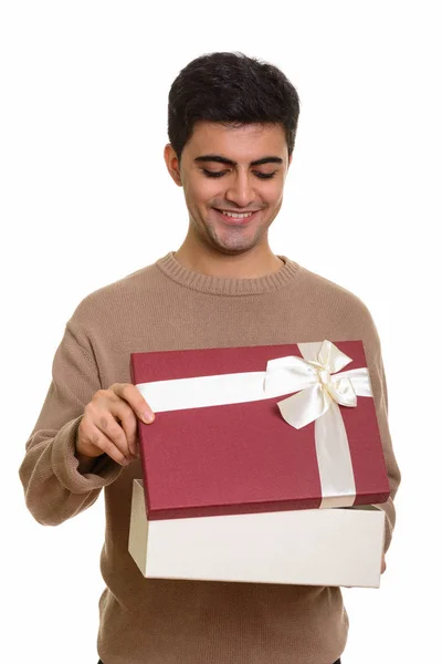 Jovem feliz homem persa caixa de presente de abertura pronta para Valentines d — Fotografia de Stock