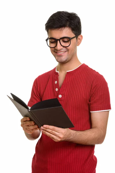 Jovem homem persa feliz lendo livro enquanto sorri — Fotografia de Stock