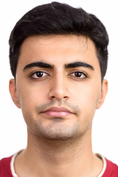 Gesicht des jungen hübschen persischen Mannes, der in die Kamera schaut — Stockfoto