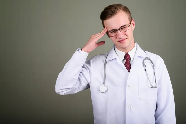 Jeune beau médecin homme sur fond de couleur — Photo