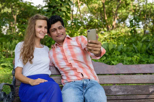 Feliz pareja multi étnica sonriendo mientras toma foto selfie wi — Foto de Stock