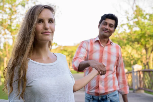 Primo piano di felice coppia multietnica sorridente con bella wom — Foto Stock