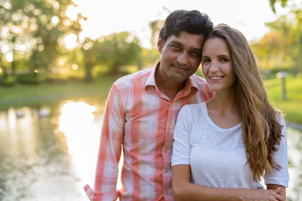 Счастливая многонациональная пара, улыбающаяся и влюбленная в живописную жизнь — стоковое фото