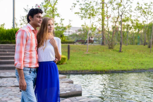 Multi pareja étnica de pie y pensando en el camino de piedra en el m — Foto de Stock