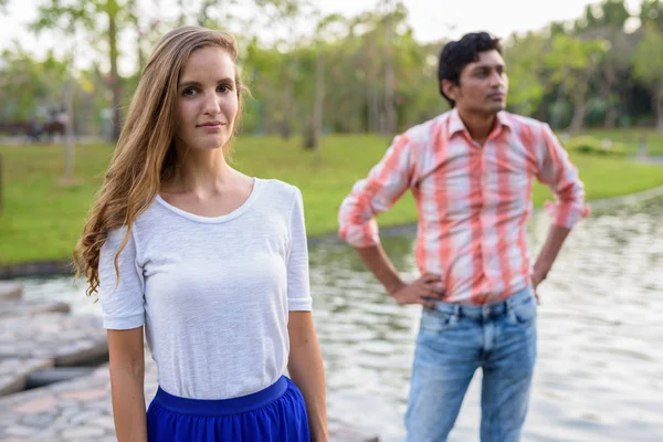 Bella donna con uomo indiano pensare e in piedi su pietra p — Foto Stock