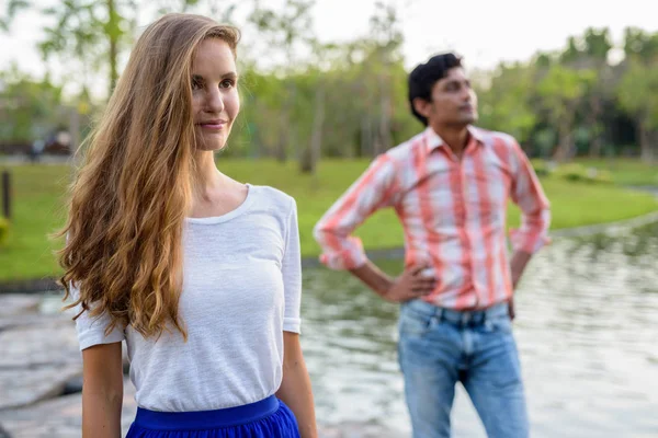 Hermosa mujer pensando con el hombre indio de pie juntos en st — Foto de Stock