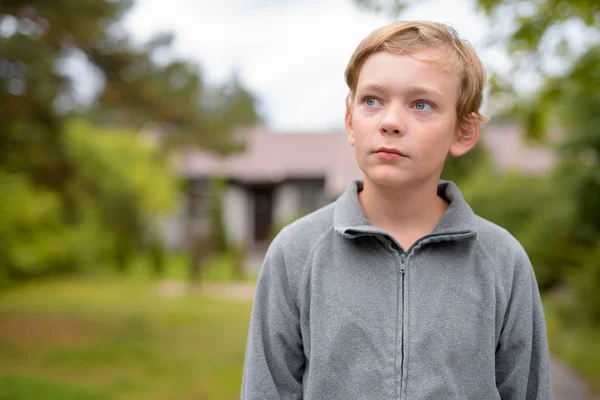 Νεαρή ξανθιά Ωραίος Boy σκέψης στο σπίτι σε εξωτερικούς χώρους — Φωτογραφία Αρχείου