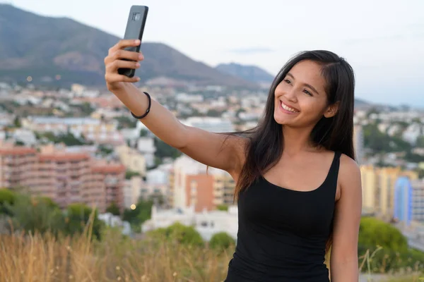Young Happy Asian Tourist Woman Taking Selfie On Top Of The Hill — Stock Photo, Image