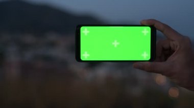 Genç adamın telefonuyla doğada geceleri elini