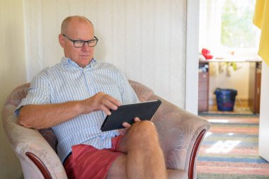 Komuta sizde oturma odasında dijital Tablet kullanma