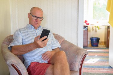 Komuta sizde telefonu evde kanepede kullanarak