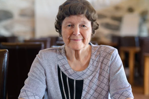 Vacker äldre kvinna avkopplande på Coffee Shop — Stockfoto