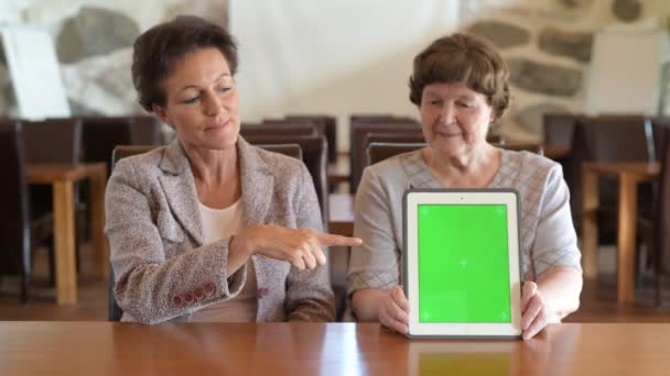 Feliz madre e hija mostrando tableta digital juntos y dando pulgares hacia arriba — Vídeos de Stock