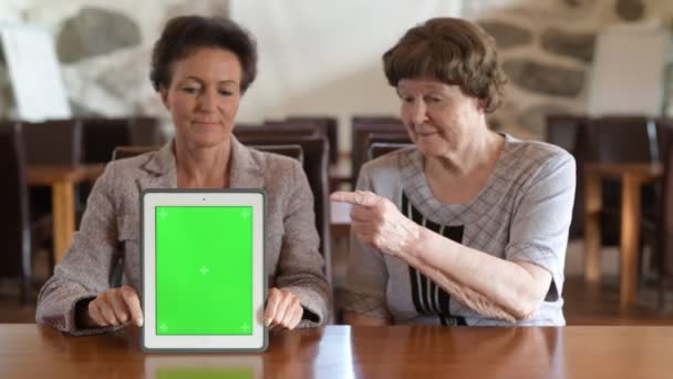 Feliz madre e hija mostrando tableta digital juntos y dando pulgares hacia arriba — Vídeo de stock