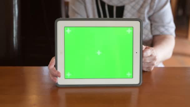 Las manos de la mujer mayor abandonando los pulgares mientras muestra la tableta digital — Vídeo de stock