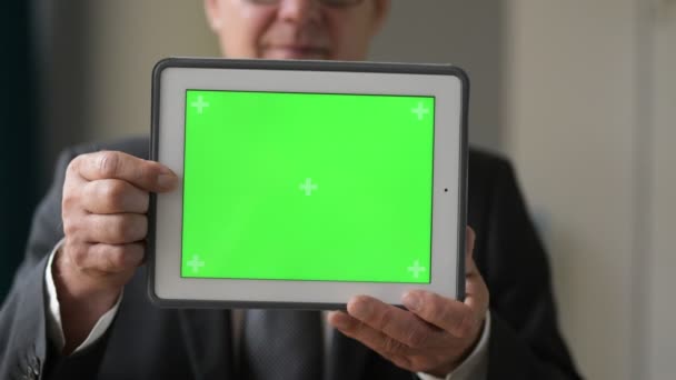 Hände eines glücklichen Geschäftsmannes zeigen digitales Tablet am Fenster — Stockvideo