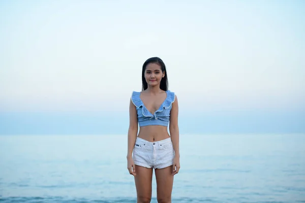 Jonge mooie Aziatische toeristische vrouw stond aan het strand — Stockfoto