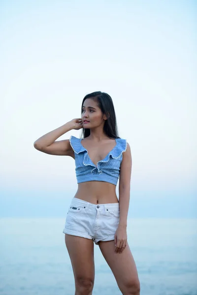 ビーチで考えながら立っている若い美しいアジア観光客女性 — ストック写真