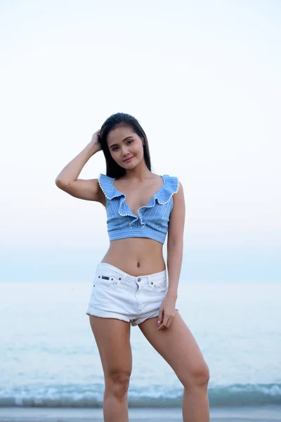 Joven hermosa asiática turista mujer de pie por la playa —  Fotos de Stock