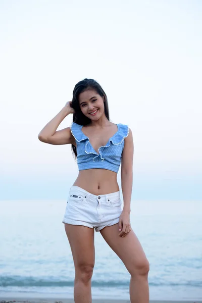 Jeune heureuse belle asiatique touriste femme debout près de la plage — Photo