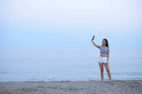 Jonge gelukkig Aziatische toeristische vrouw Selfie te nemen aan het strand — Stockfoto