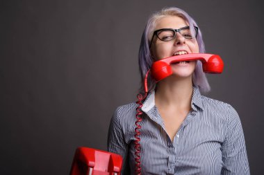 G karşı kısa renkli saçlı Genç güzel iş kadını